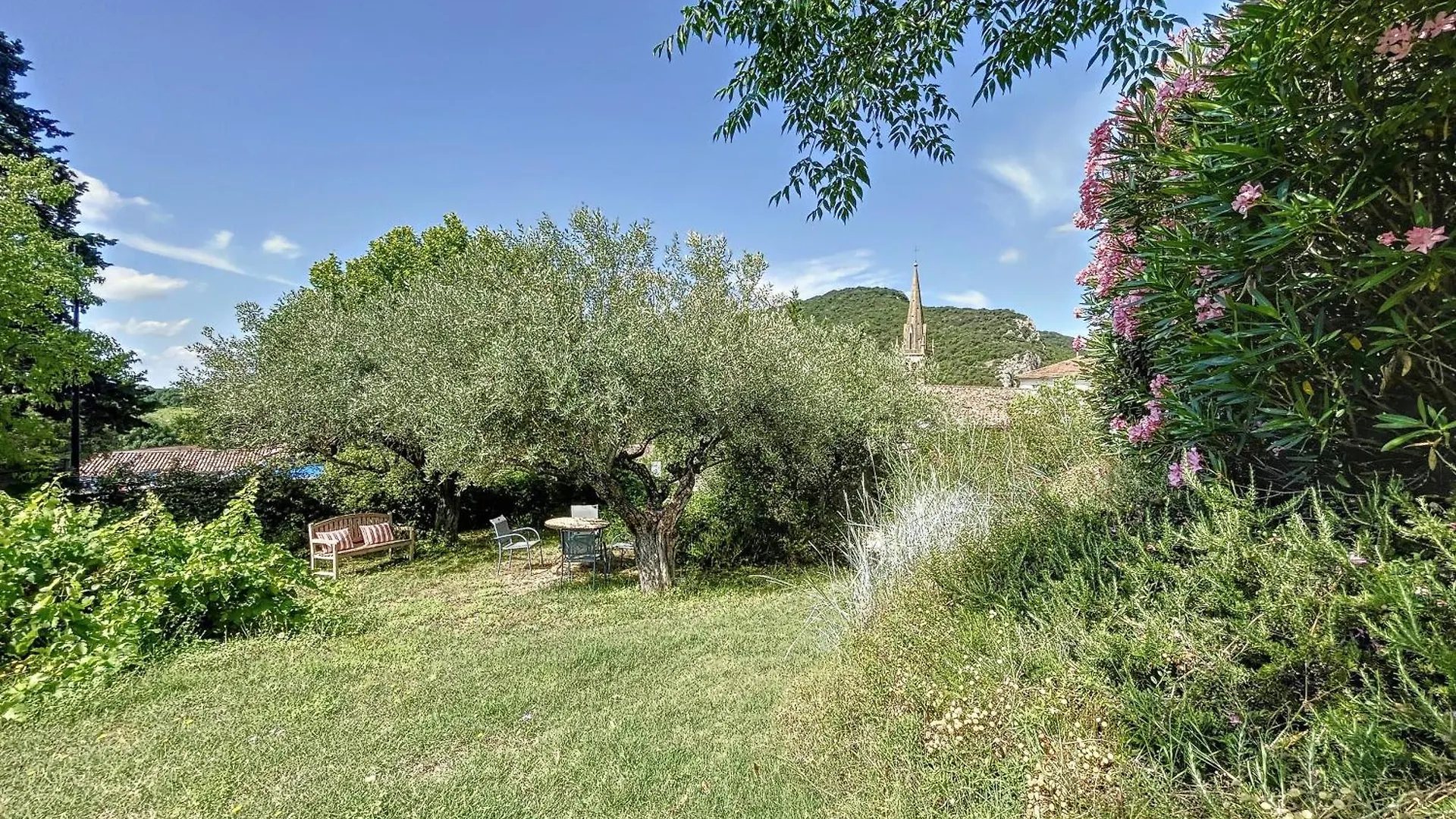 Vila Le Fleuriste Saint-Sauveur-de-Cruzière Francie
